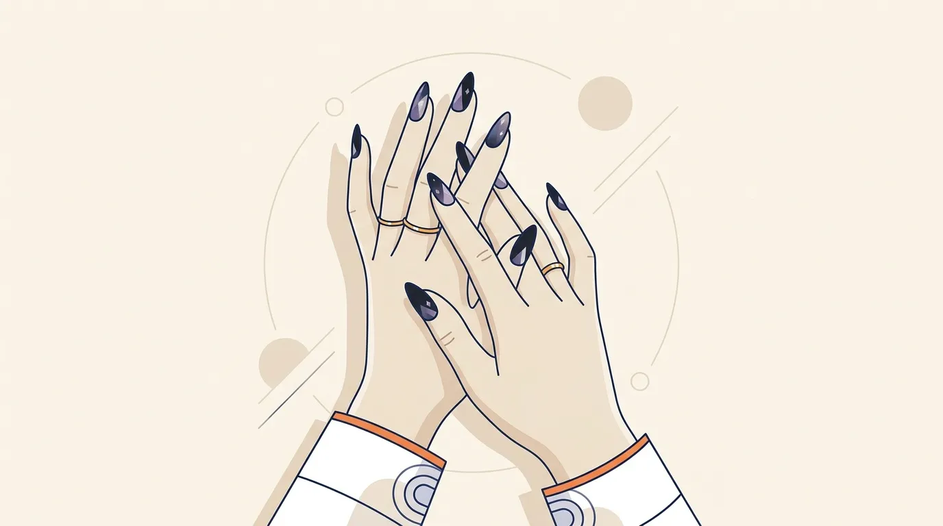 Deux mains avec vernis bleu fonc&eacute; et bagues dor&eacute;es
