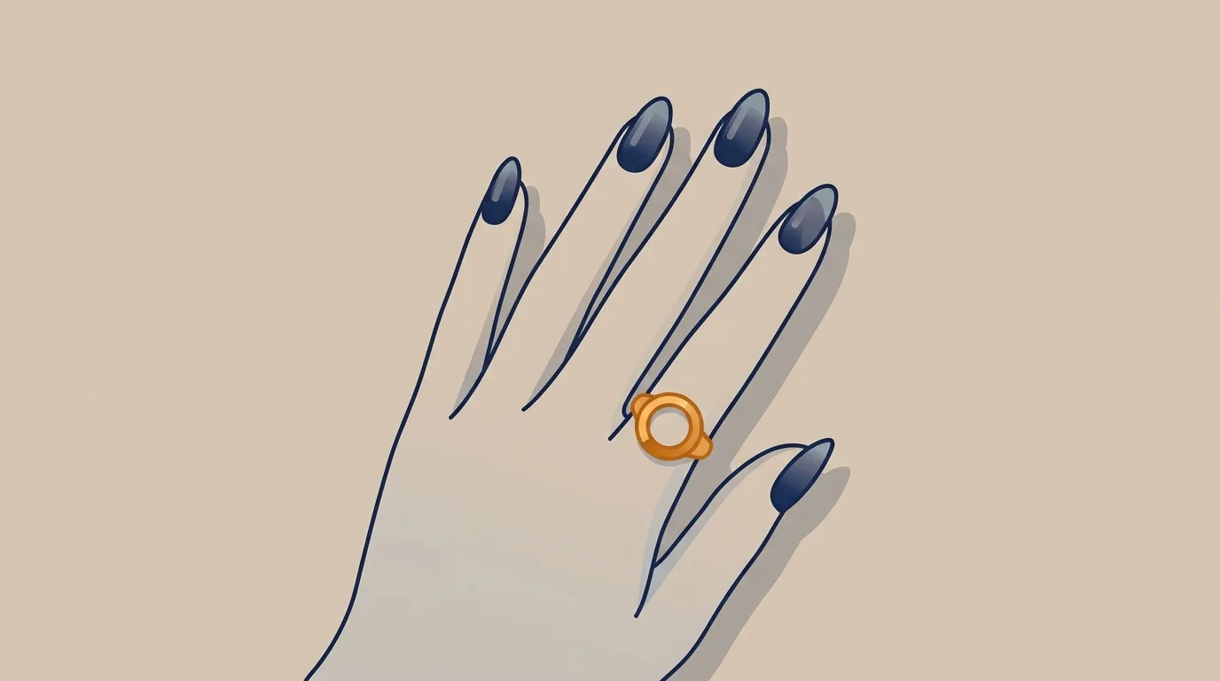 Main avec vernis bleu fonc&eacute; et bague dor&eacute;e