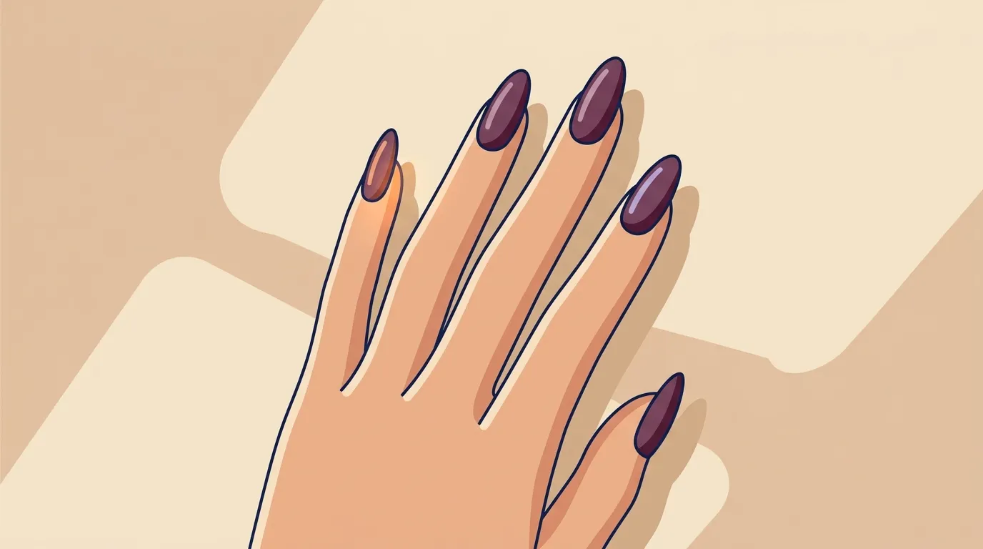Main avec vernis &agrave; ongles violet fonc&eacute; brillant
